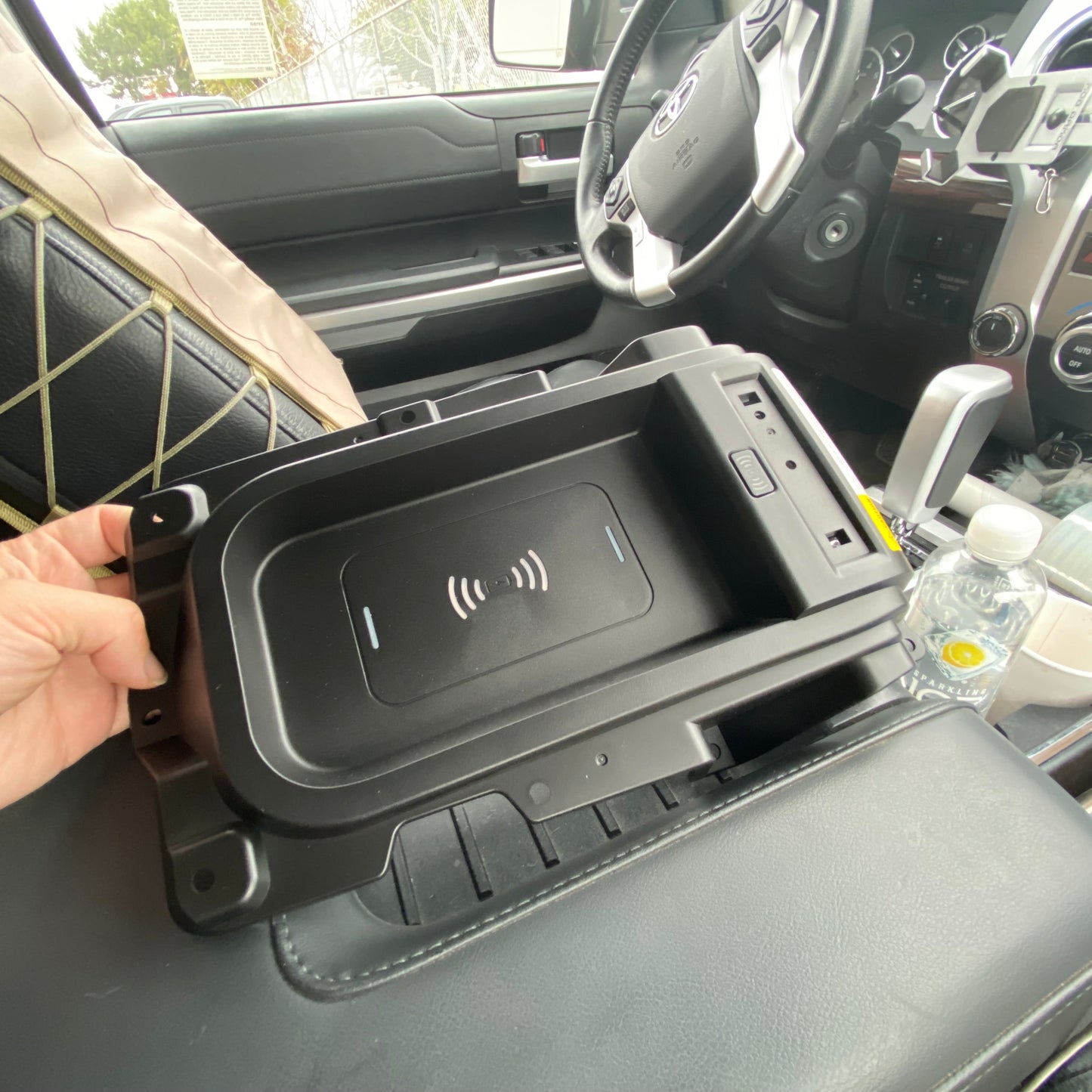 US TOYOTA純正 タンドラ センターコンソール チャージングトレイ (2nd タンドラ)