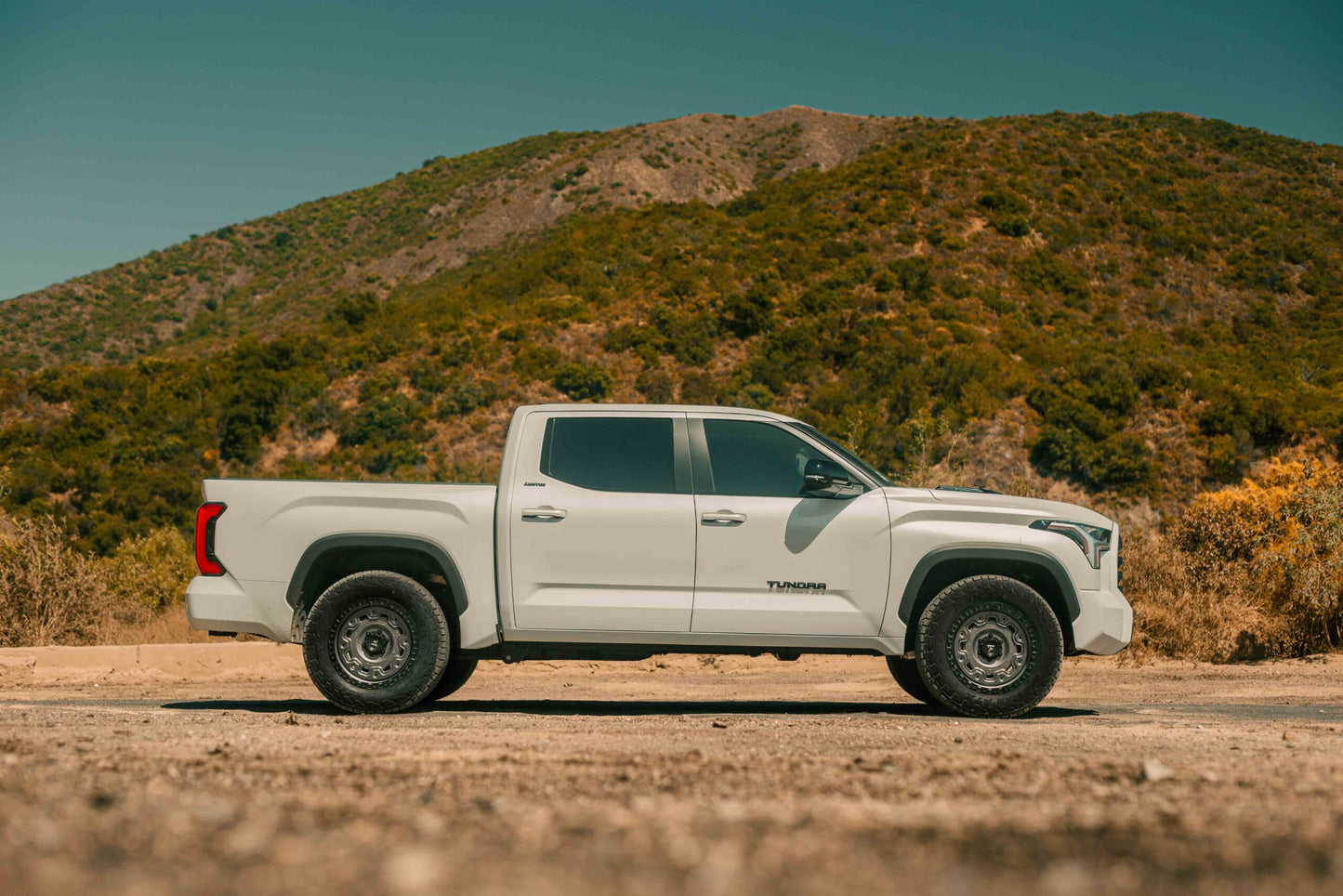 Fittipaldi Off Road FT100AB | SATIN ANTHRACITE WITH SATIN BLACK LIP