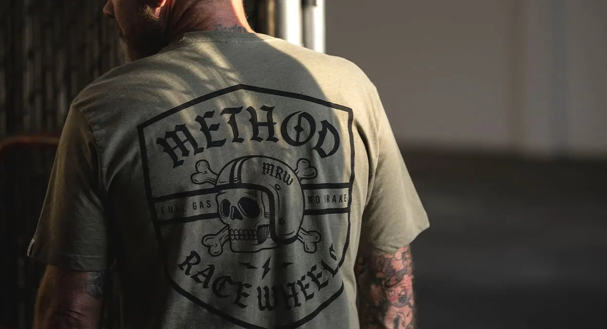 Method Race Wheels MRW Crest Tシャツ Light Olive