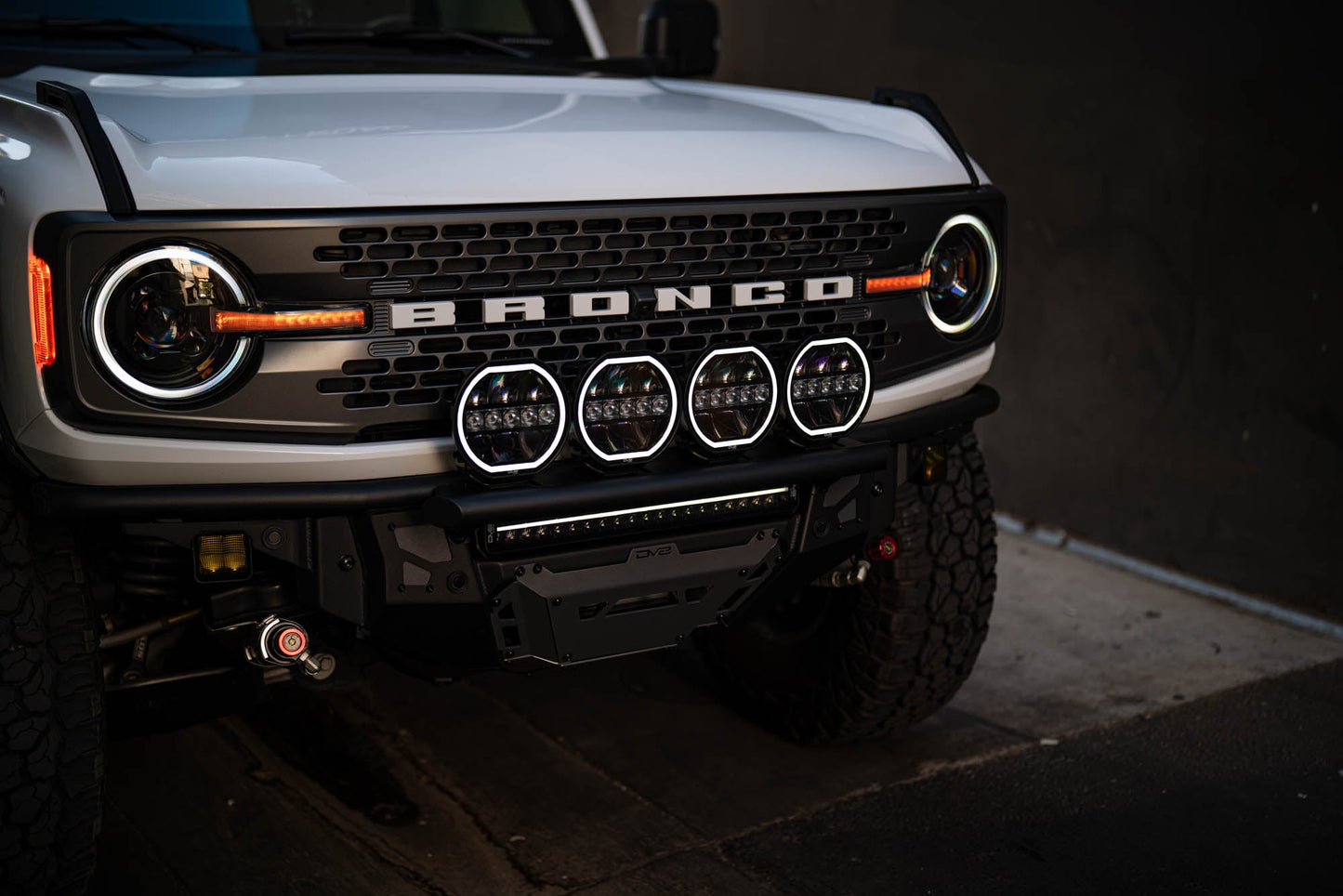 DV8 Offroad 20インチ Halo Elite デュアルロウ ライトバー (アクセントライト付き)