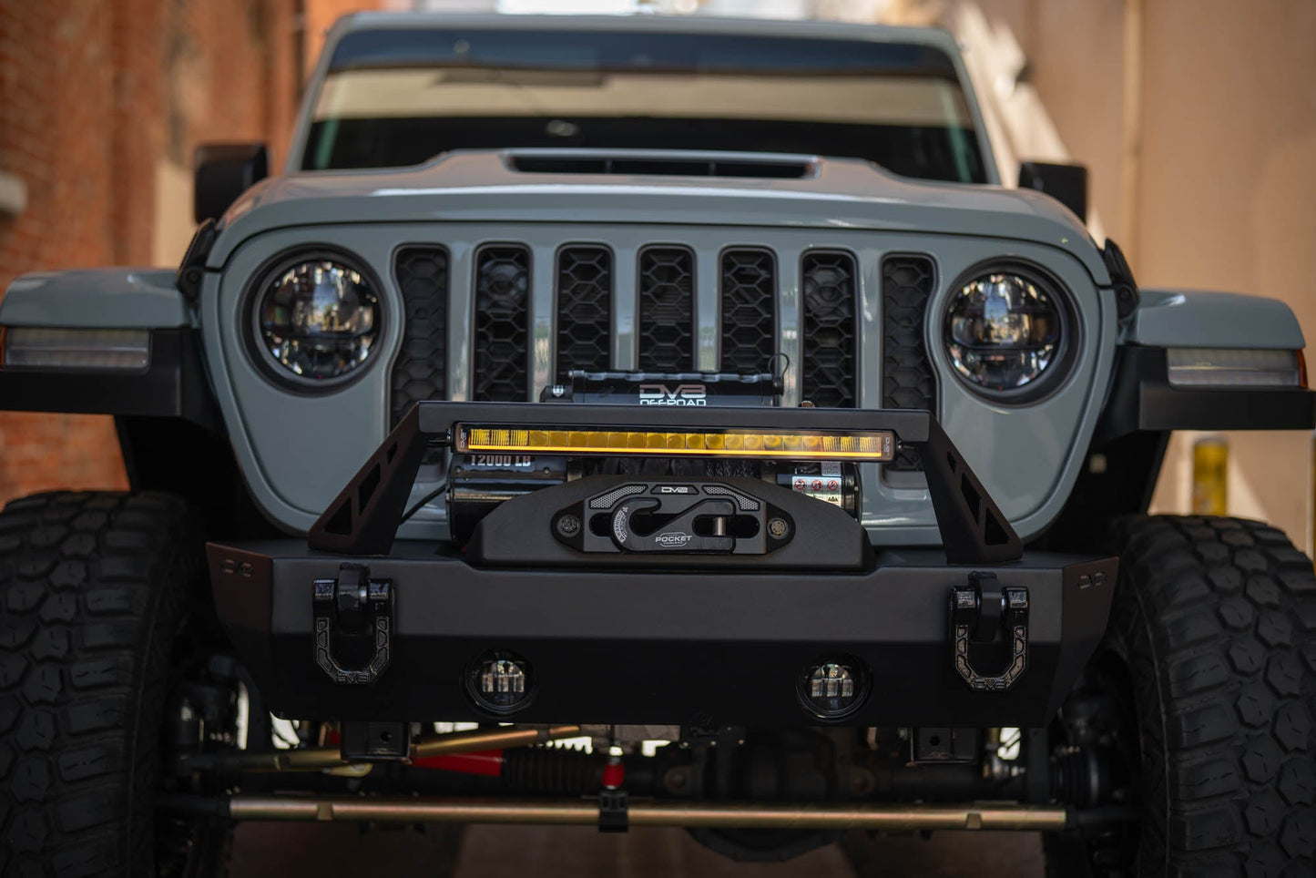 DV8 Offroad 20インチ Halo Elite シングルロウ ライトバー (アクセントライト付き)