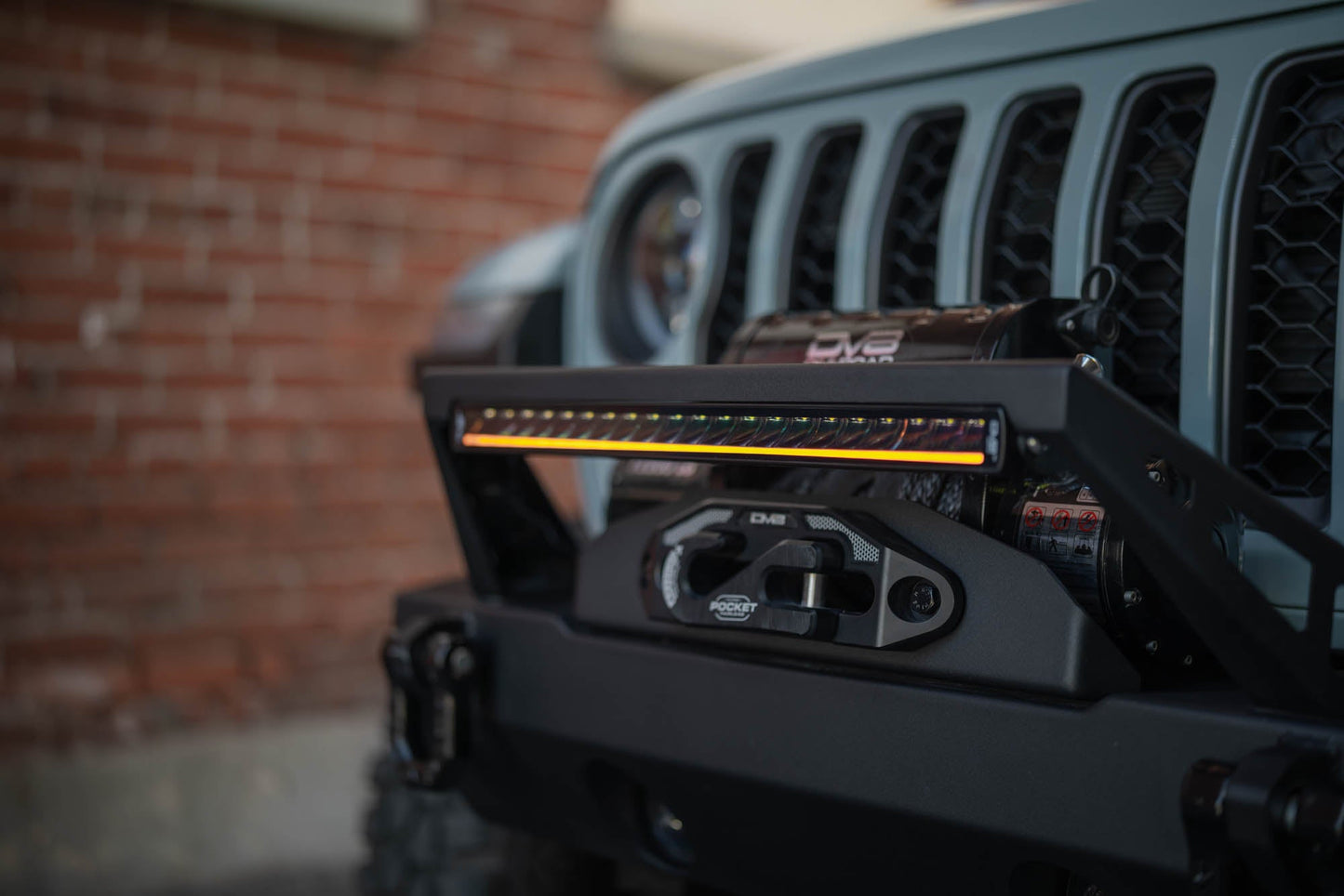 DV8 Offroad 20インチ Halo Elite シングルロウ ライトバー (アクセントライト付き)