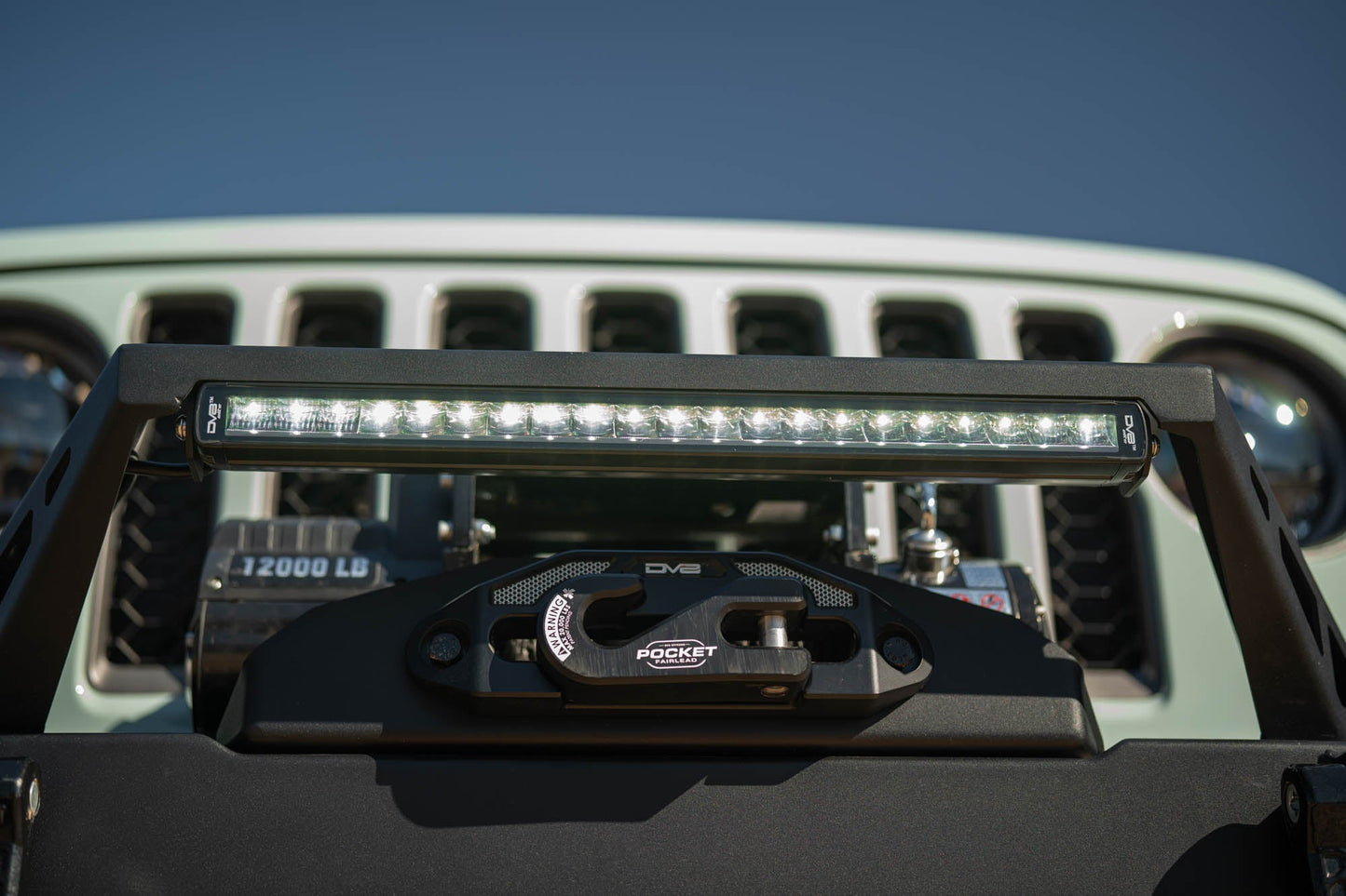 DV8 Offroad 20インチ Halo Elite シングルロウ ライトバー (アクセントライト付き)