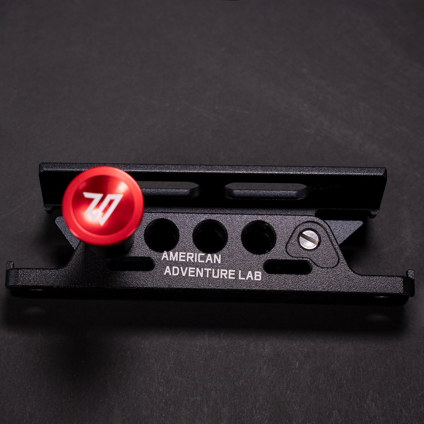 American Adventure Lab C ピラー 車載消火器 取付けブラケット (JLラングラー 4ドア専用)