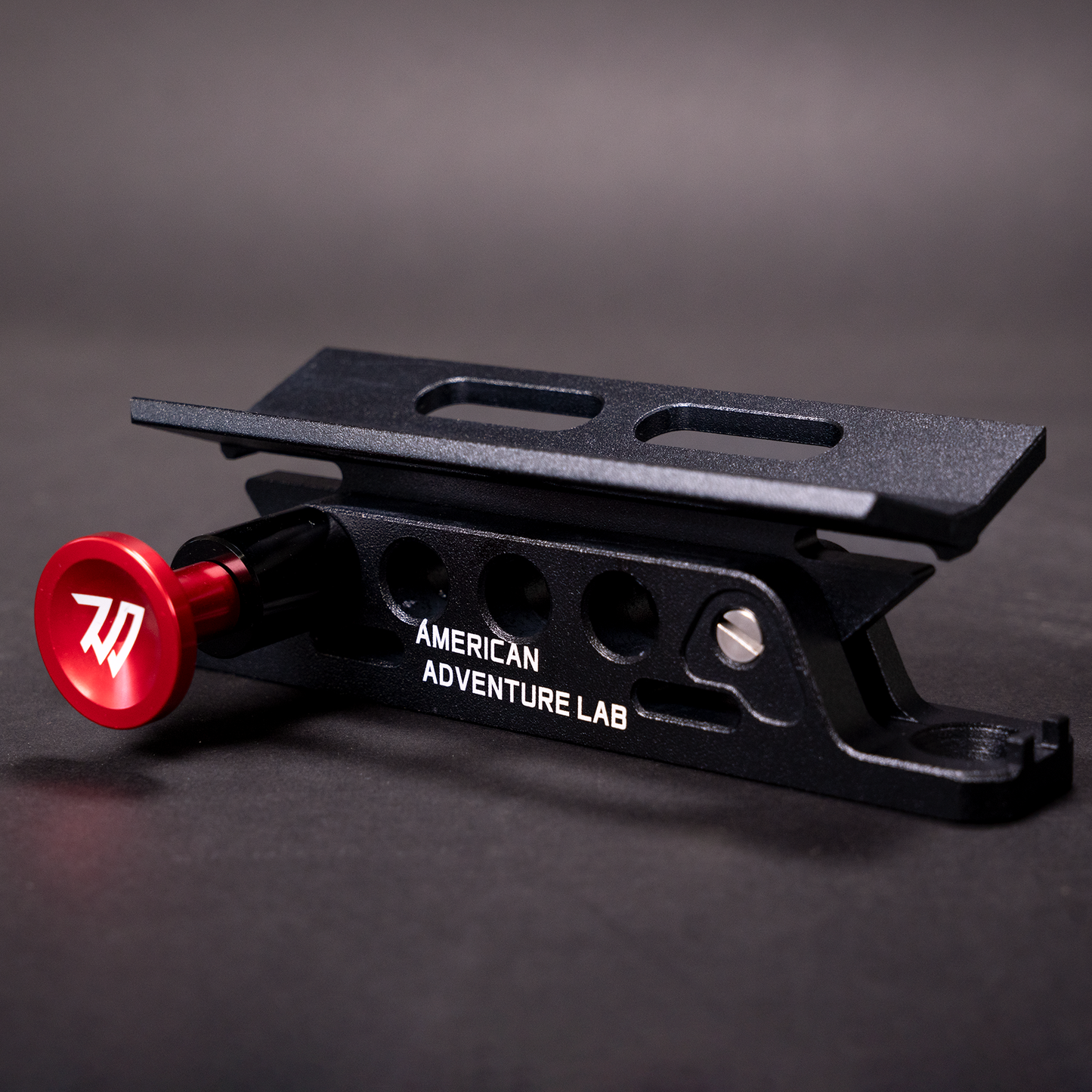 American Adventure Lab C ピラー 車載消火器 取付けブラケット (JLラングラー 4ドア専用)