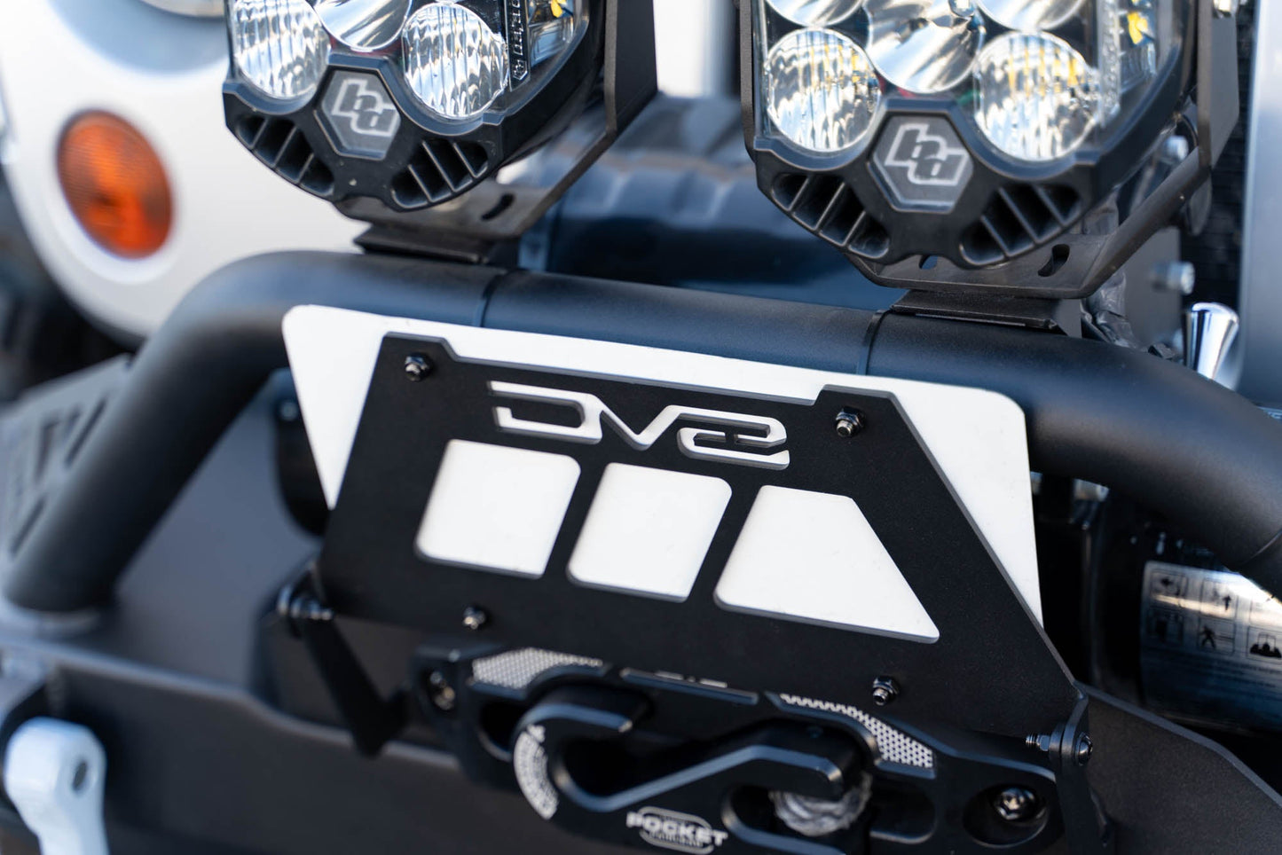DV8 Offroad 跳ね上げ式ナンバープレートブラケット（フェアリード用）
