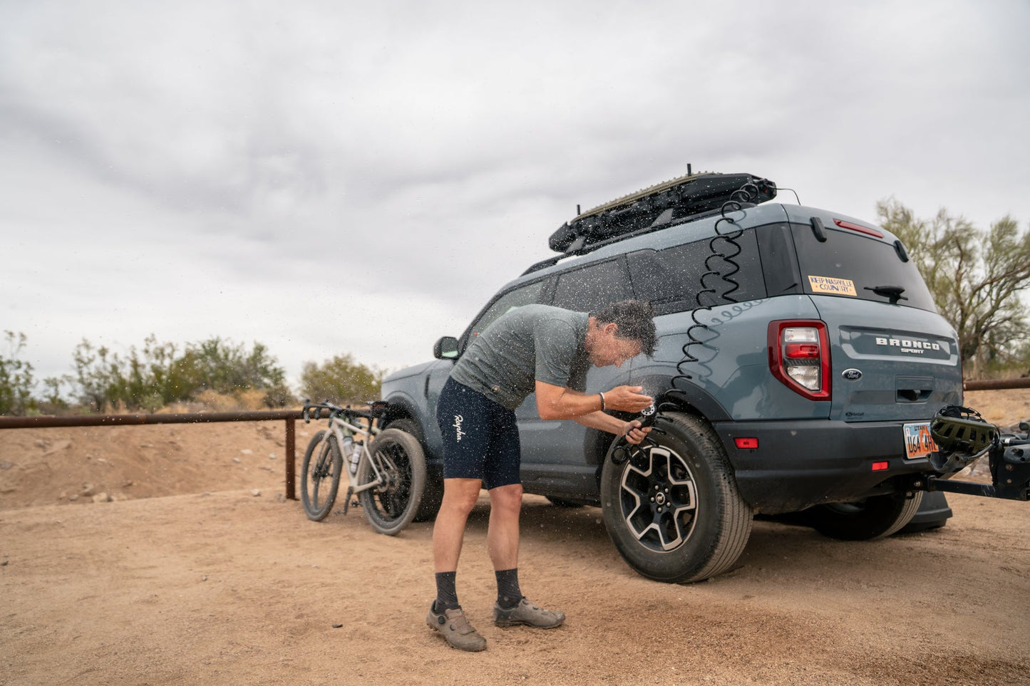 Roam Adventure 8.5ガロン(32L) 電動ポンプ付 ウォータータンク (トラクションボードマウント付)