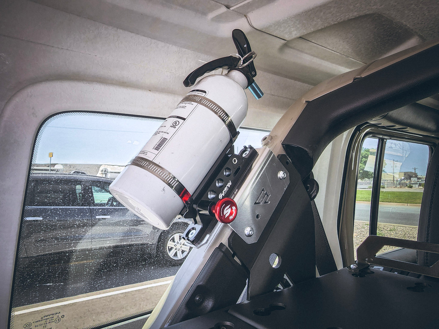 American Adventure Lab C ピラー 車載消火器 取付けブラケット (JLラングラー 4ドア専用)