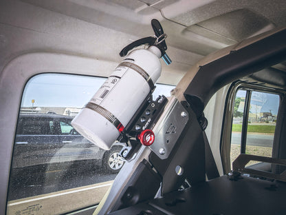 American Adventure Lab C ピラー 車載消火器 取付けブラケット (JLラングラー 4ドア専用)