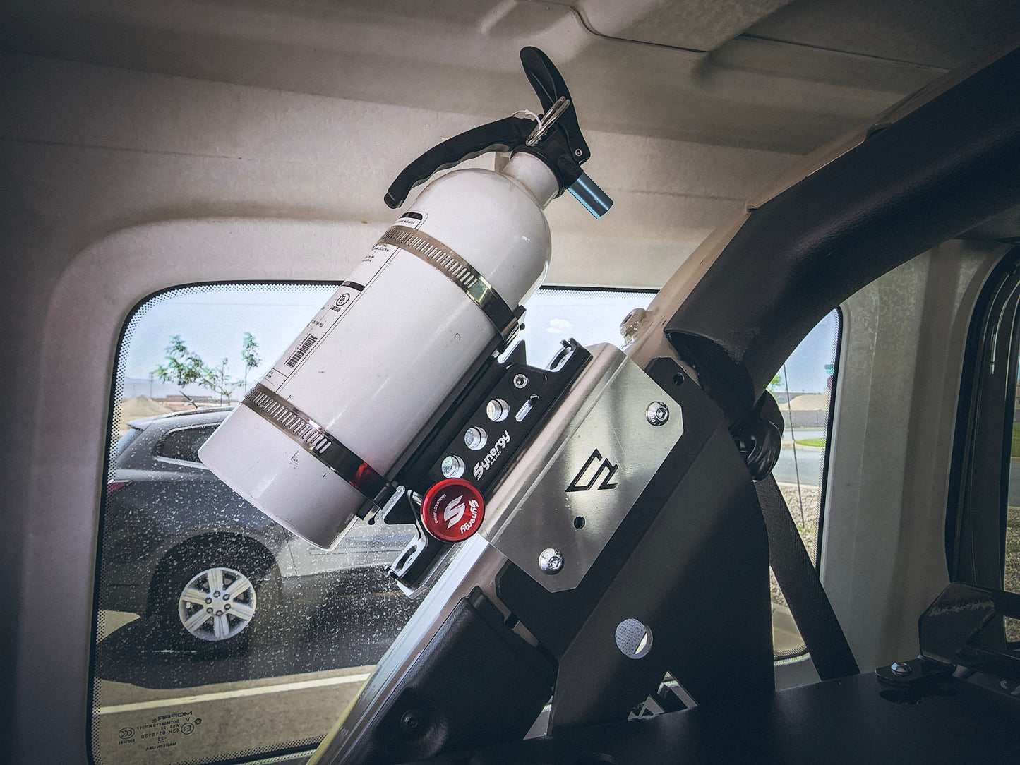 American Adventure Lab C ピラー 車載消火器 取付けブラケット (JLラングラー 4ドア専用)