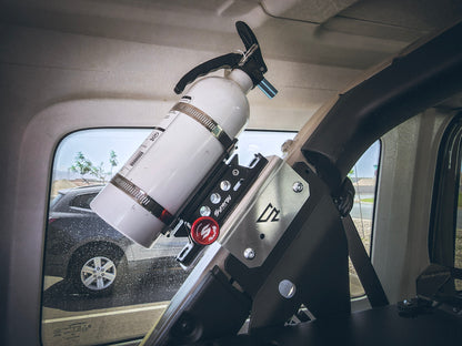 American Adventure Lab C ピラー 車載消火器 取付けブラケット (JLラングラー 4ドア専用)