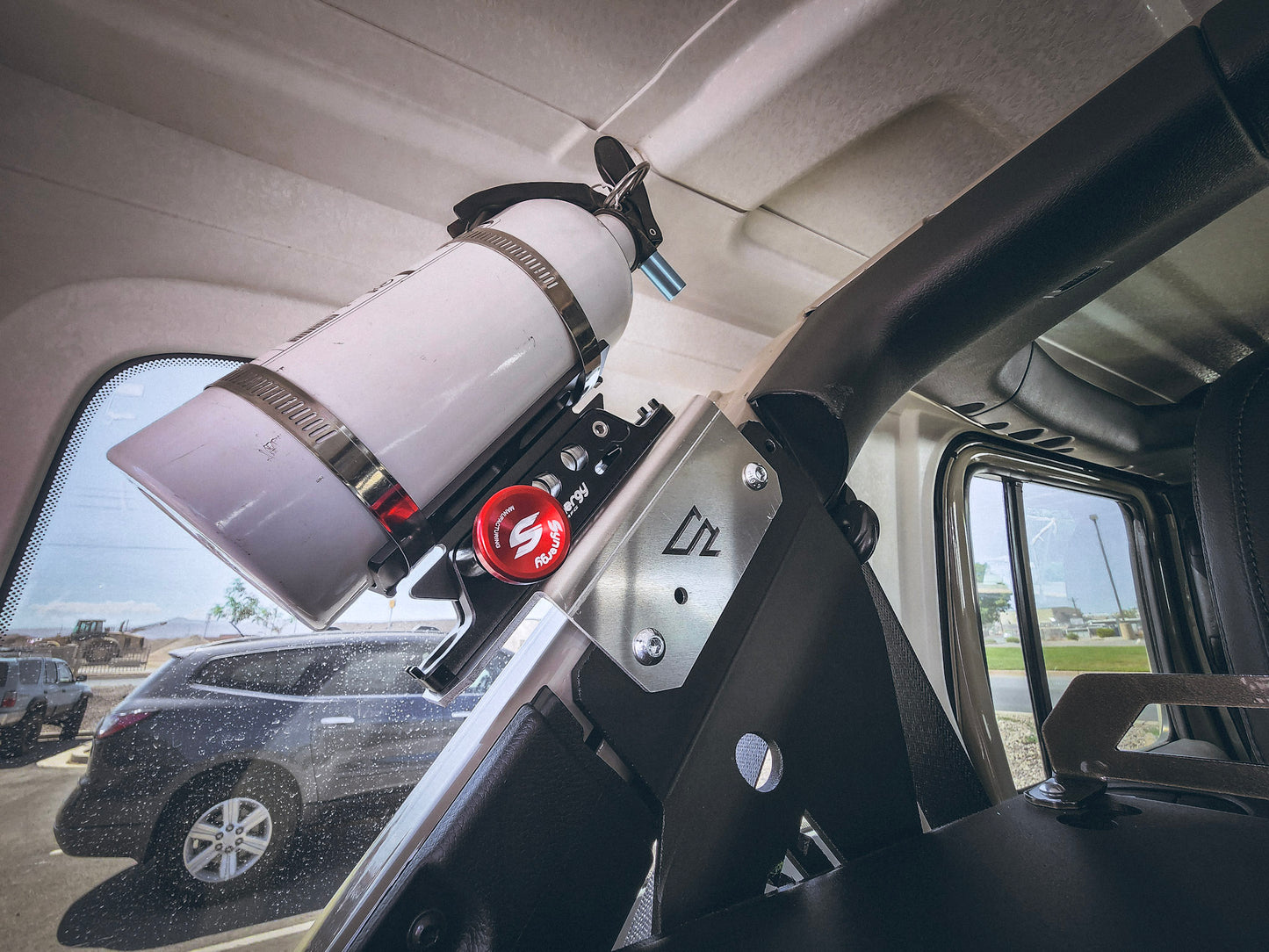 American Adventure Lab C ピラー 車載消火器 取付けブラケット (JLラングラー 4ドア専用)