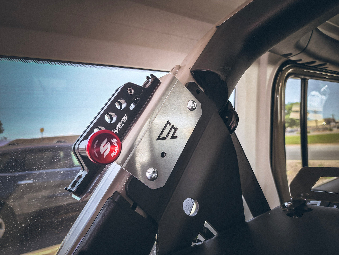 American Adventure Lab C ピラー 車載消火器 取付けブラケット (JLラングラー 4ドア専用)