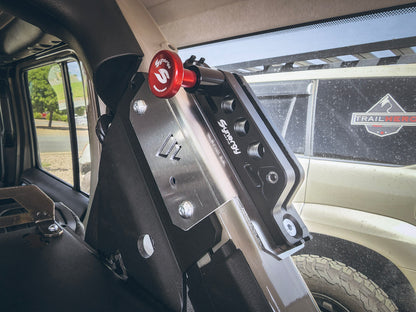 American Adventure Lab C ピラー 車載消火器 取付けブラケット (JLラングラー 4ドア専用)