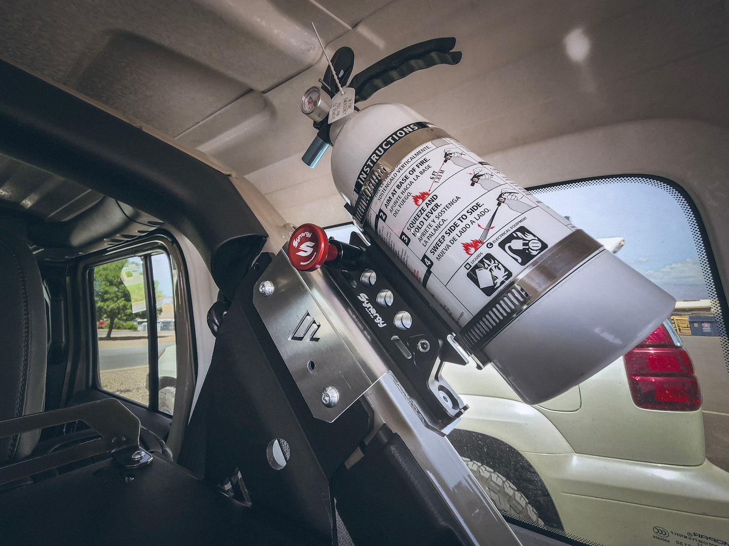 American Adventure Lab C ピラー 車載消火器 取付けブラケット (JLラングラー 4ドア専用)