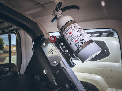 American Adventure Lab C ピラー 車載消火器 取付けブラケット (JLラングラー 4ドア専用)