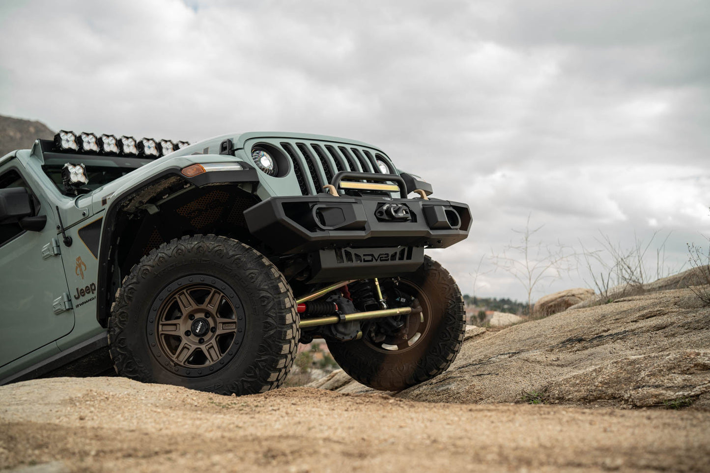 DV8 Offroad OEプラス フロントバンパー (JL/JT)