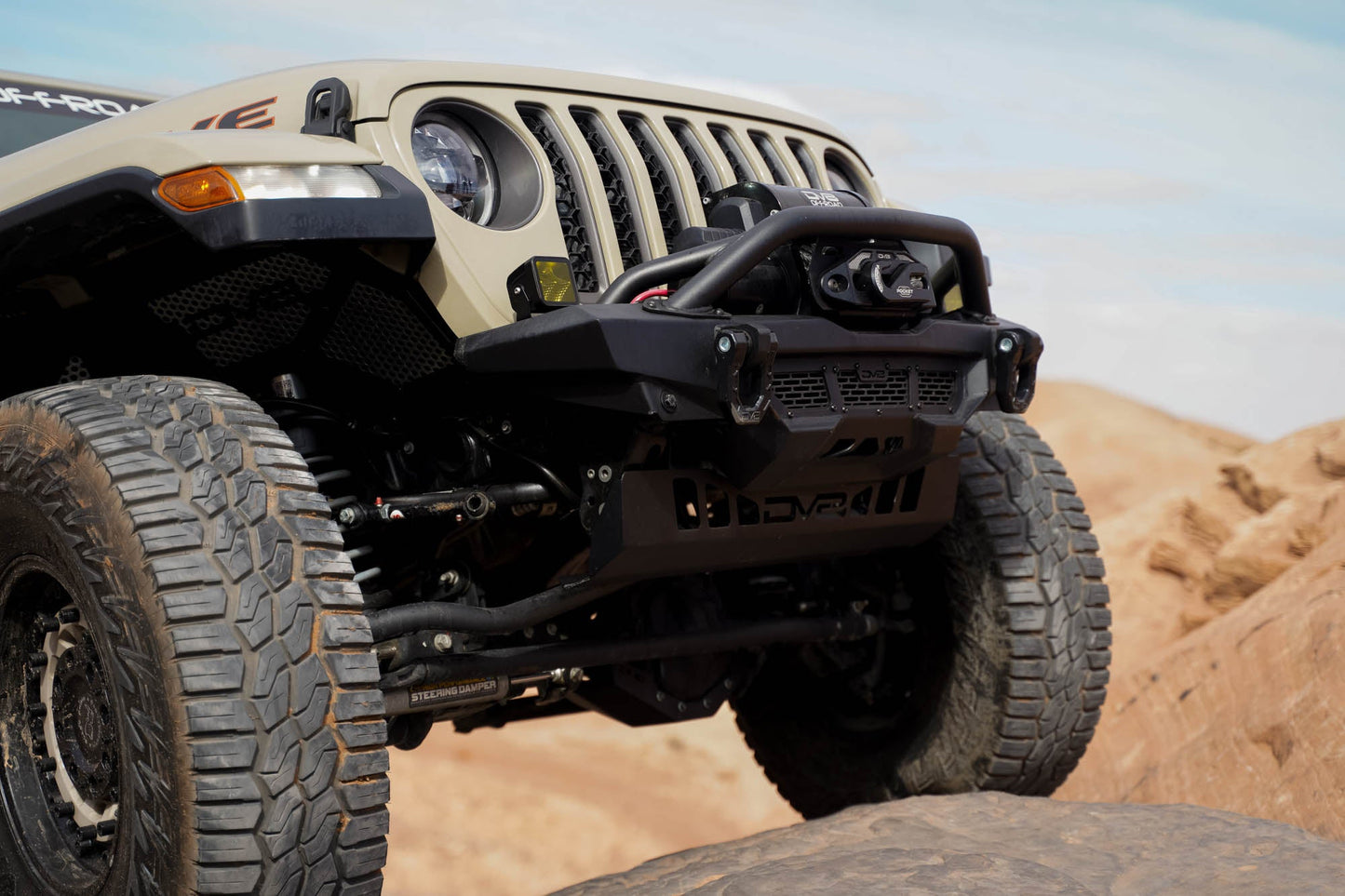 DV8 Offroad スウェイバーディスコネクト スキッドプレート (JL/JT)