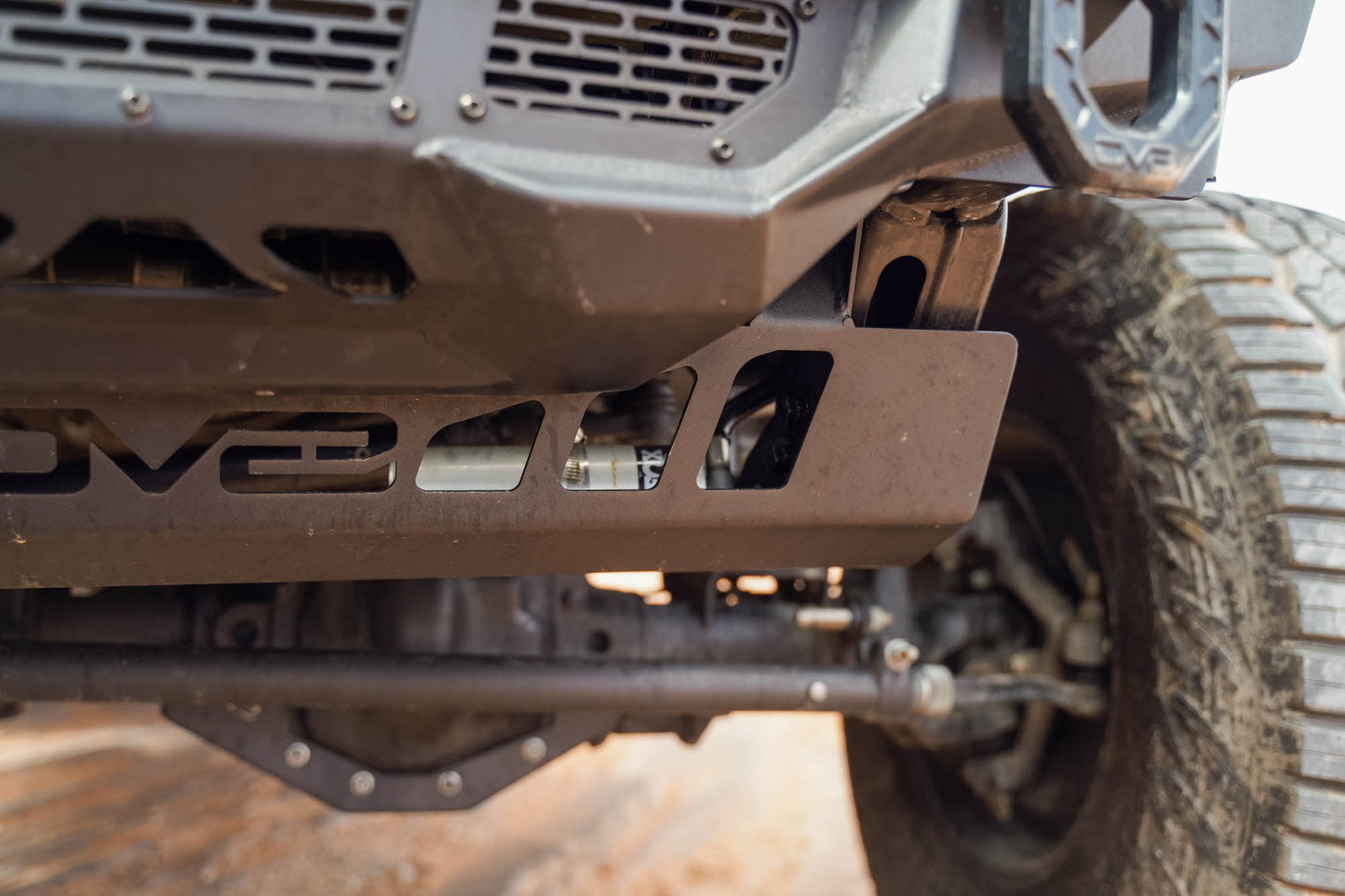 DV8 Offroad スウェイバーディスコネクト スキッドプレート (JL/JT)