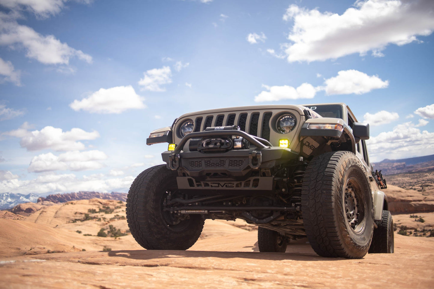 DV8 Offroad スウェイバーディスコネクト スキッドプレート (JL/JT)