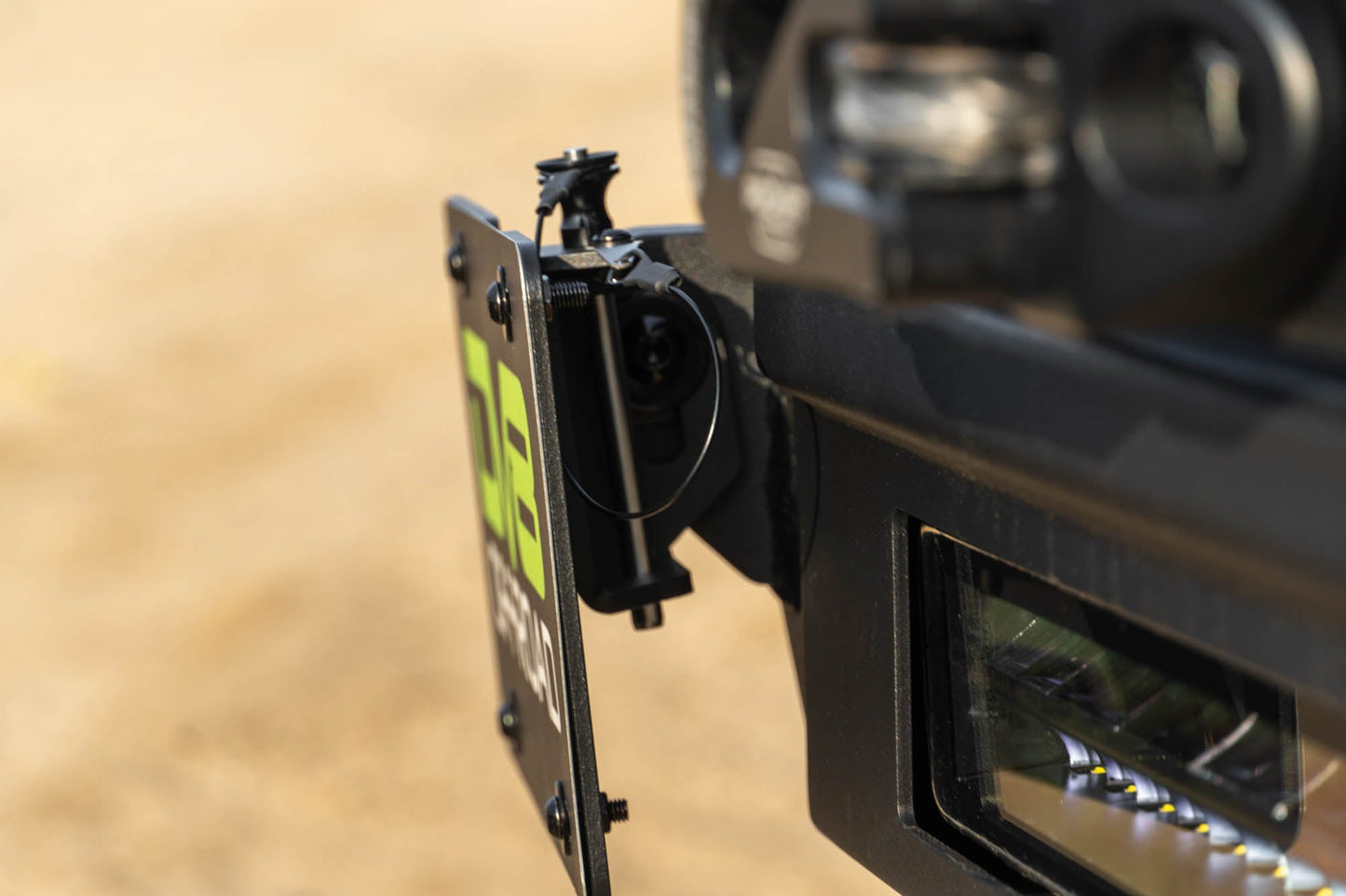 DV8 Offroad ユニバーサル クイックリリース Dリング ナンバープレートマウント