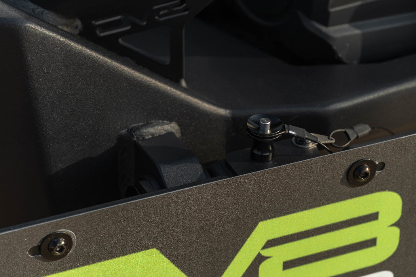 DV8 Offroad ユニバーサル クイックリリース Dリング ナンバープレートマウント