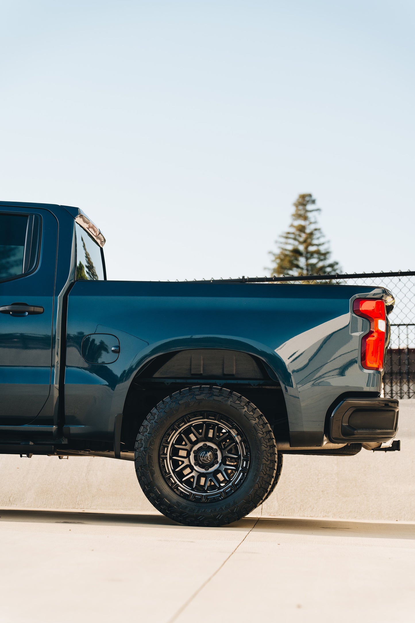 Fuel Off Road フューエルオフロード ホイール FC890 RAIL | GLOSS GUNMETAL W/ G-BLK LIP