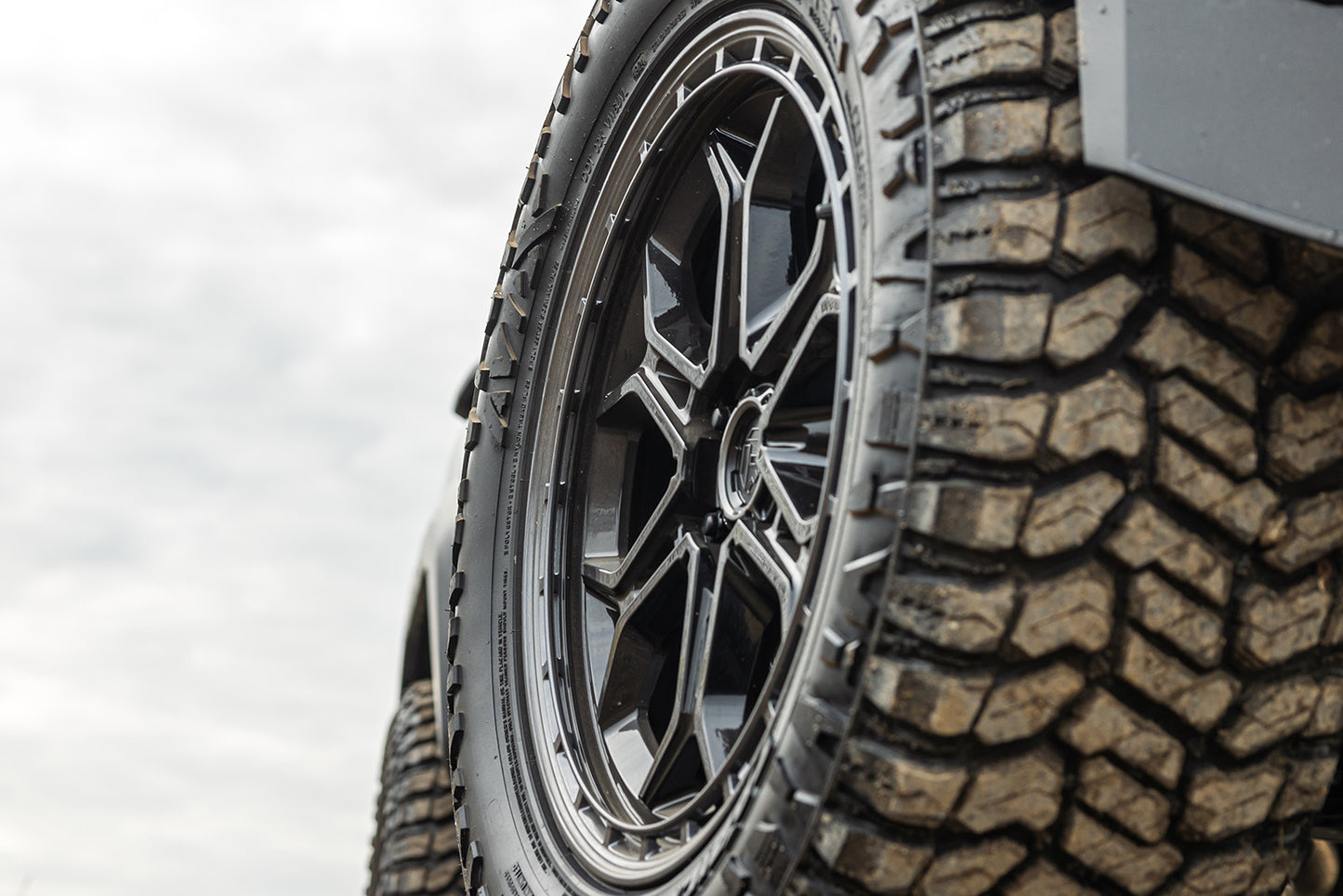 Fuel Off Road フューエルオフロード ホイール FC896 HEATHEN | GLOSS BLACK GLOSS GUNMETAL LIP