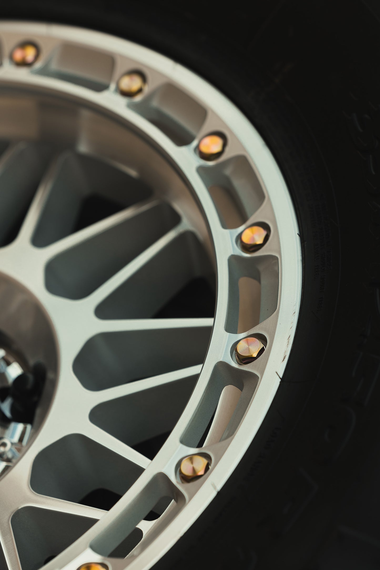 KMC ホイール KM555 ATTACK | GLOSS SILVER W/ MACHINED FACE