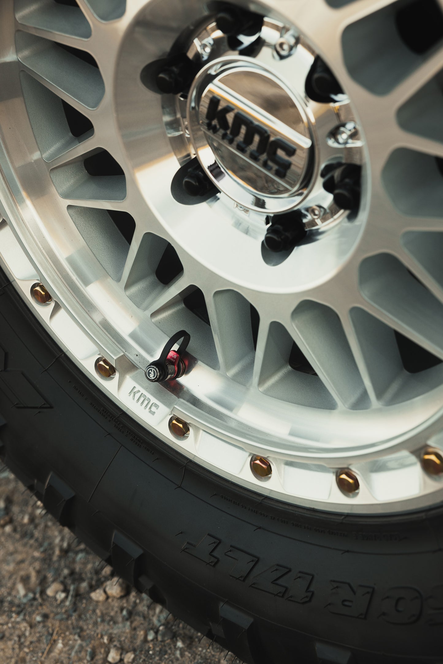 KMC ホイール KM555 ATTACK | GLOSS SILVER W/ MACHINED FACE