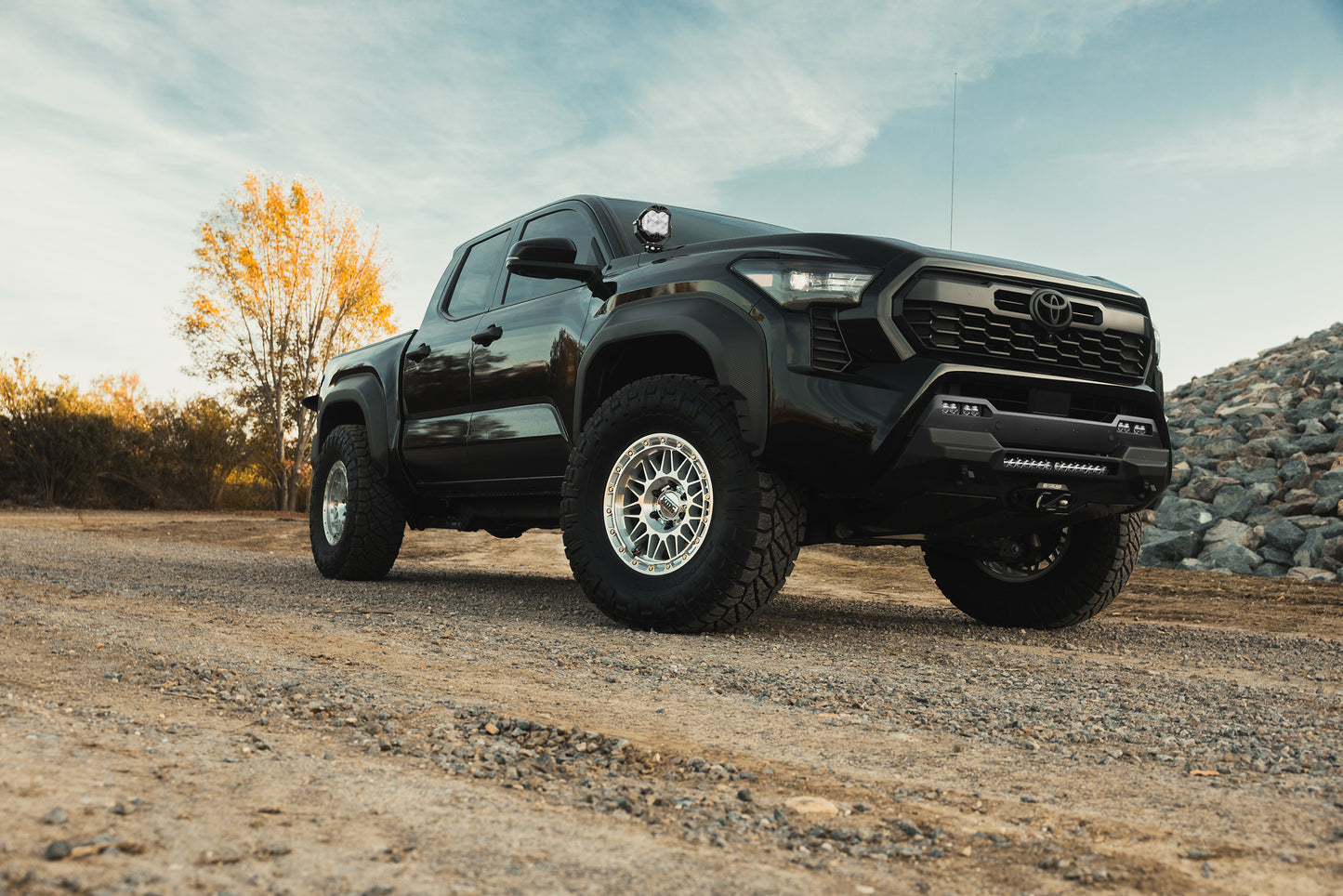 KMC ホイール KM555 ATTACK | GLOSS SILVER W/ MACHINED FACE