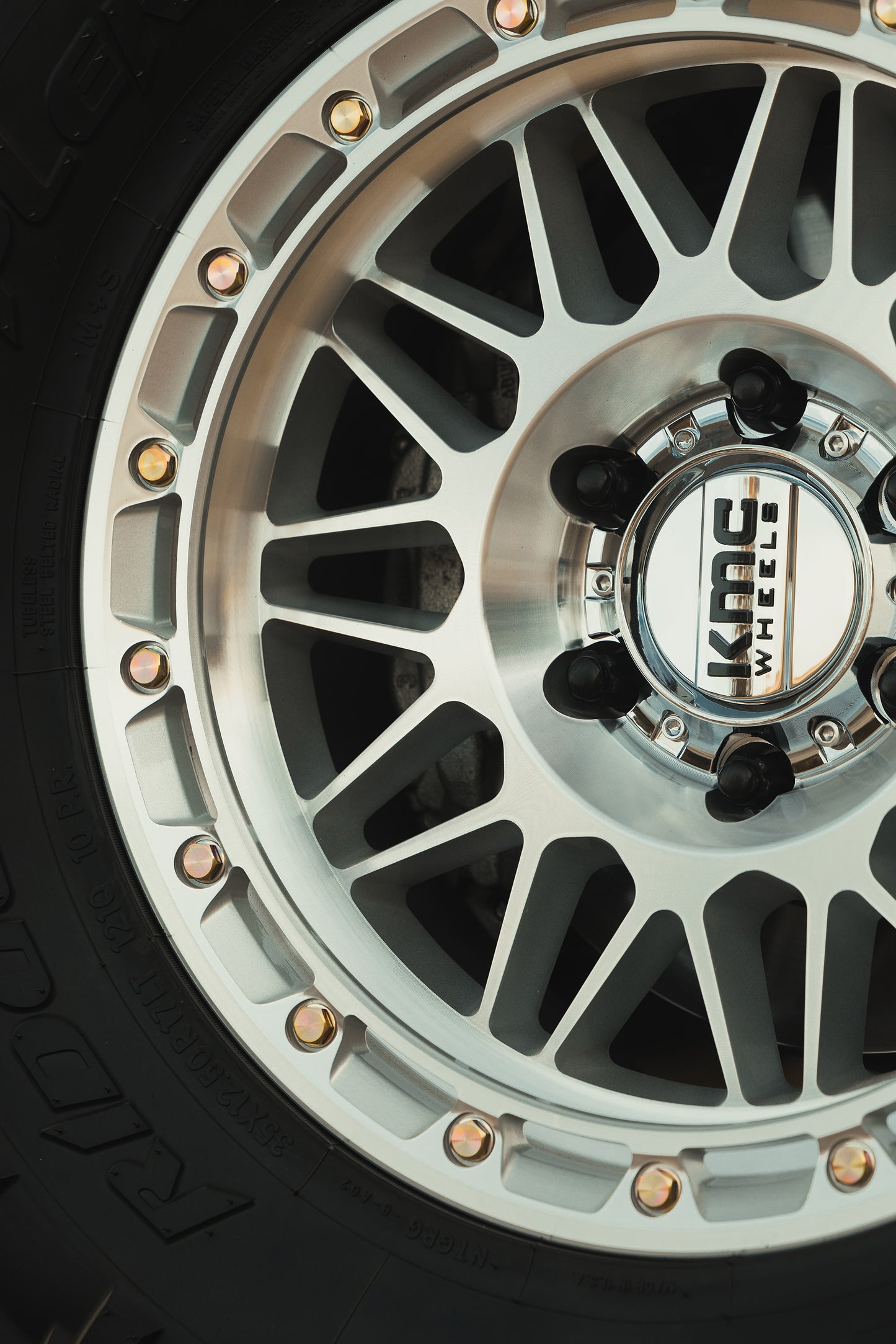 KMC ホイール KM555 ATTACK | GLOSS SILVER W/ MACHINED FACE