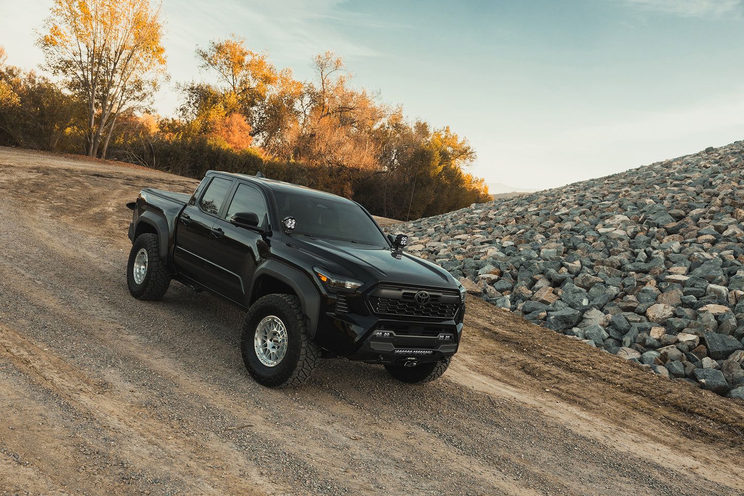 KMC ホイール KM555 ATTACK | GLOSS SILVER W/ MACHINED FACE