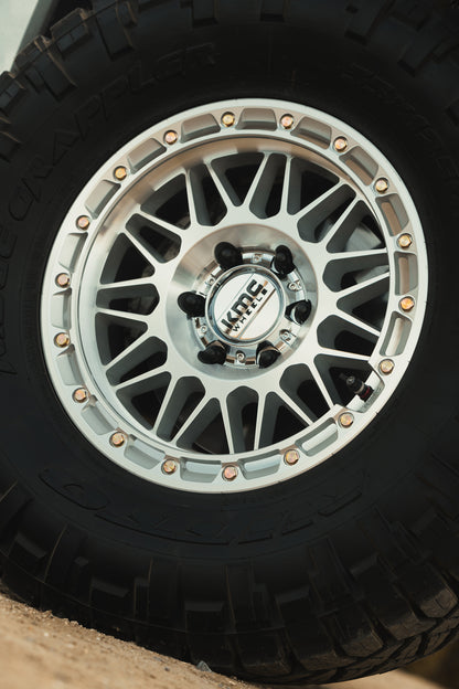 KMC ホイール KM555 ATTACK | GLOSS SILVER W/ MACHINED FACE