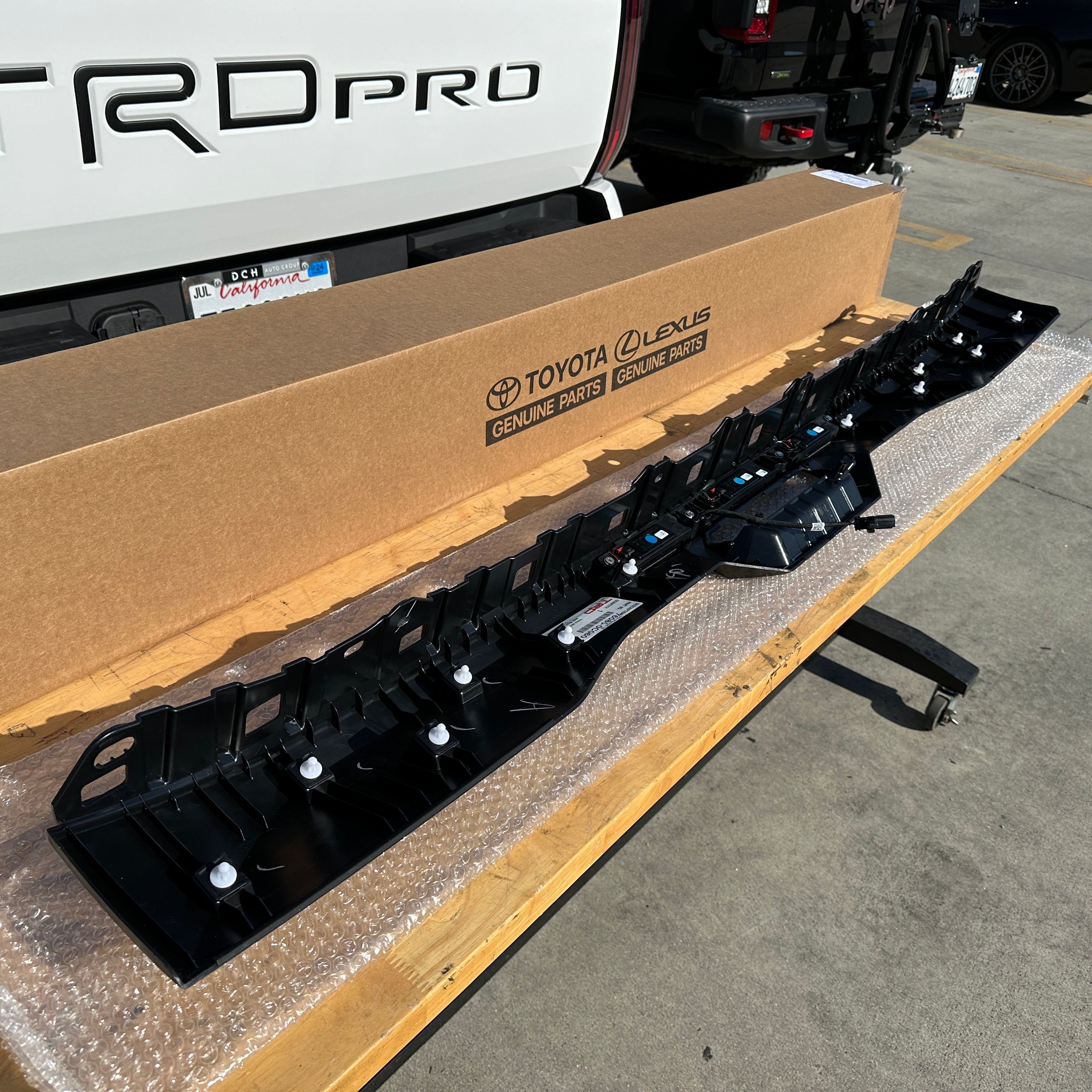 US TOYOTA 純正 TRD Pro デジタルカモ リアテールゲートスポイラー 3連